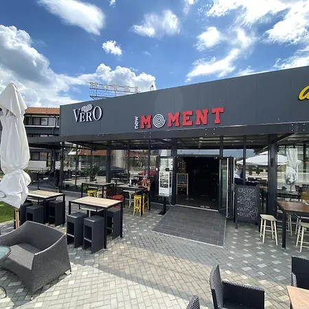 Ξενοδοχείο Moment 2*